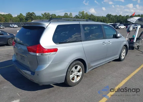 2011 Toyota Sienna Le V6 z USA, uszkodzony, nr VIN 5TDKK3DC7BS105983